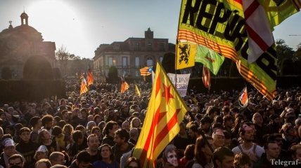 Барселона снова протестует: активисты пытаются проникнуть в парламент
