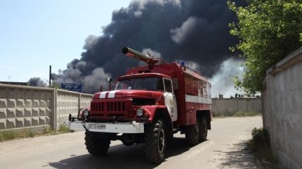 В Киеве из горящего склада спасли двух человек