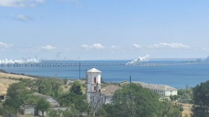 Дым на мосту через Керченский пролив
