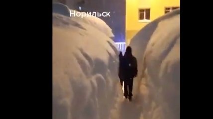 Бесконечная метель превратила в сугроб целый город на севере России (видео)