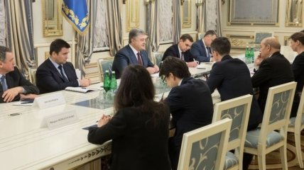 Порошенко пригласил Макрона посетить Украину