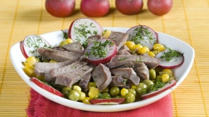 Салат с говяжьим языком и овощами