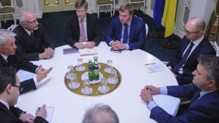 Яценюк просит Ягланда помочь в освобождении заложников
