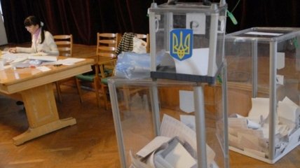 Эксперты: После выборов Азарова заменят
