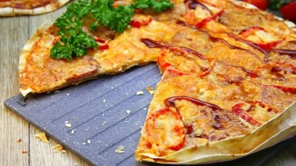 Домашняя пицца с колбасой и сыром