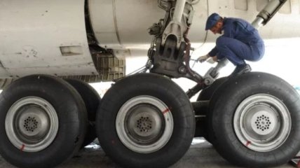 В Канаде у самолета при взлете отвалилось колесо: видео
