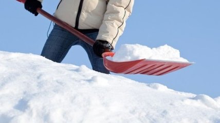 Уборка снега лопатой может навредить здоровью