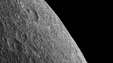 НАСА выложило в сеть снимок горизонта Реи. Фото