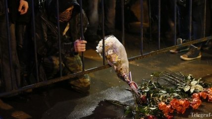 Жители Москвы приносят цветы на место убийства Немцова