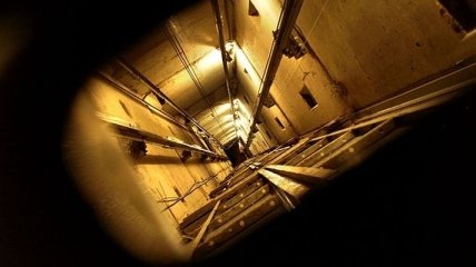 В многоэтажке Киева упал лифт с человеком 