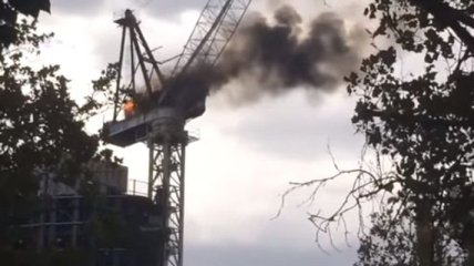 В Мельбурне пожар повалил строительный кран (Видео)