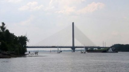 В Киеве происходят плановые работы по укреплению Южного моста