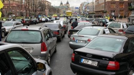 Рада отложила штрафы за авто с еврономерами до 24 июля