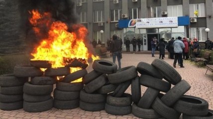 В Кривом Роге люди зажгли шины и штурмом взяли здание "Криворожгаз"