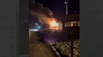 На таможне под Харьковом взорвалась и сгорела фура, пострадал водитель (фото и видео)