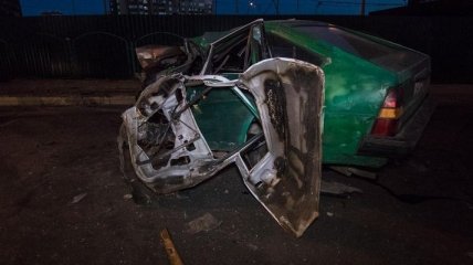 Машину разорвало на куски: в Киеве пьяная компания на авто врезалась в столб