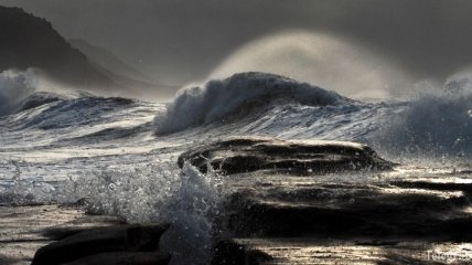 Корабли с моряками затонувшего траулера "Дальний Восток" попали в шторм