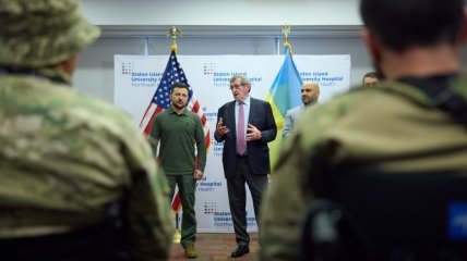 В Нью-Йорке Владимир Зеленский посетил госпиталь, где проходят лечение и реабилитацию раненые украинские воины