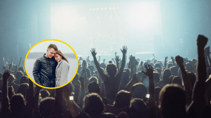 Люди на концерте наслаждаются музыкой