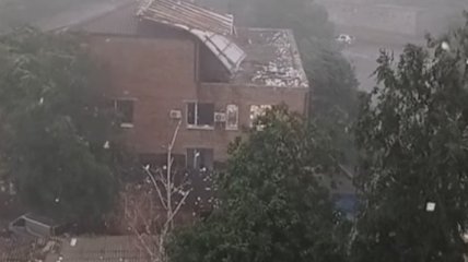 В Первомайске ветер сорвал крышу местного суда и разметал по городу документы (видео)