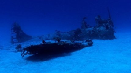 Удивительное подводное кладбище самолетов (Фото)