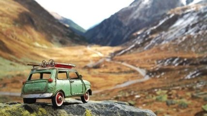 Путешествие миниатюрных авто по всему миру (Фото)