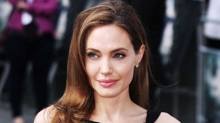 Анджелина Джоли рассказала о своих отношениях с умершей матерью
