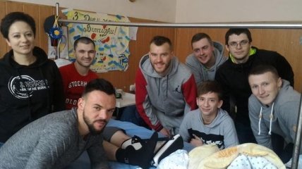 Ярмоленко и Морозюк проведали в госпитале воинов АТО (Фото)