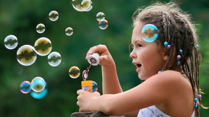 Как сделать крепкие мыльные пузыри для детей: 7 лучших рецептов