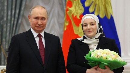 Жена Кадырова имеет награду от Путина