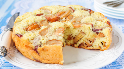 Бисквитное тесто для яблочной шарлотки по этому рецепту готовится просто