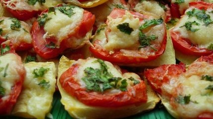 Как запечь кабачки под сыром и помидорами?