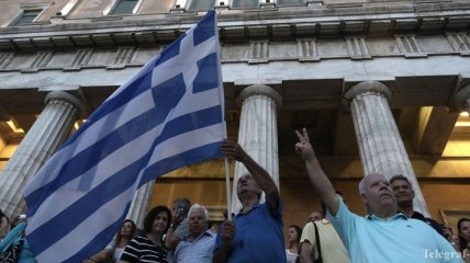 СМИ: Греки за день вынесли из банков €1 млрд