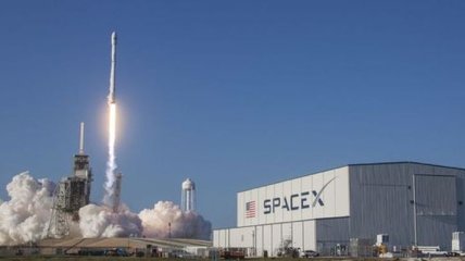 SpaceX запустила ракету Falcon 9 с 60 интернет-спутниками Starlink (Видео)