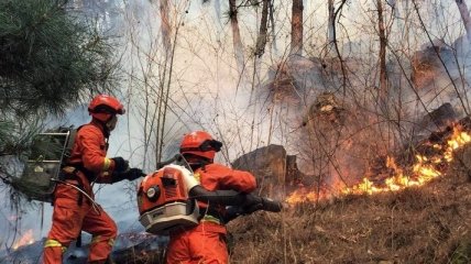 Сильный пожар распространяется в лесах Северного Китая