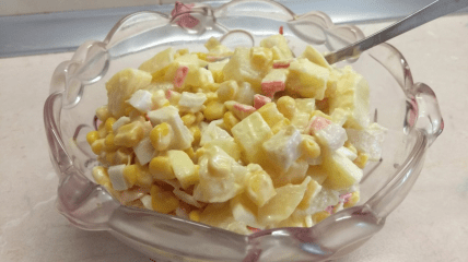 Салат з крабових паличок з ананасом