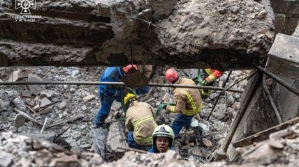 Рятувальники врятували з-під завалів понад 20 осіб