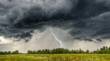 Грозы, ливни и шквалы: в Украине объявили штормовое предупреждение