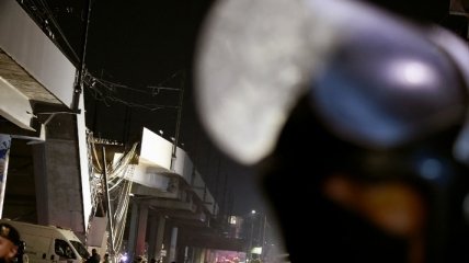 Число жертв обвала моста в Мексике неуклонно растет: новые кадры с места трагедии