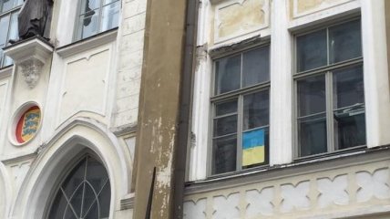 В Эстонии у российского посольства вывесили украинский флаг