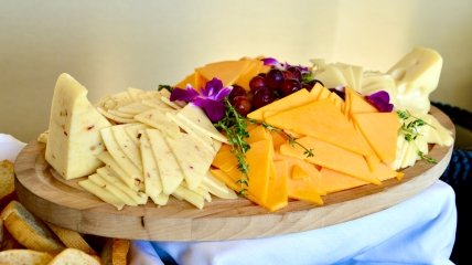 Сыр является одним из любимых продуктов украинцев, хотя цены на него и "кусаются"
