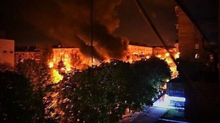 В Мариуполе горит здание горсовета (Видео)