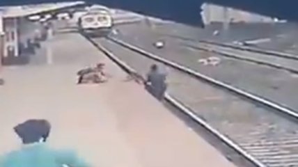За секунду до верной гибели: в Индии мужчина спас ребенка от поезда и стал местным героем (видео)