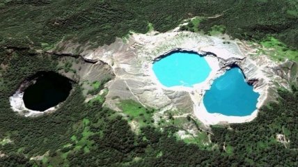 Озера злых духов: уникальные трехцветные озера в кратере вулкана Келимуту (Фото)