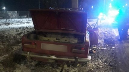 Ночное месиво: В Харьковской области легковушка въехала в столб, водитель погиб