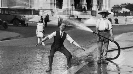 Забавные снимки о том, как люди боролись с жарой до эпохи кондиционеров 