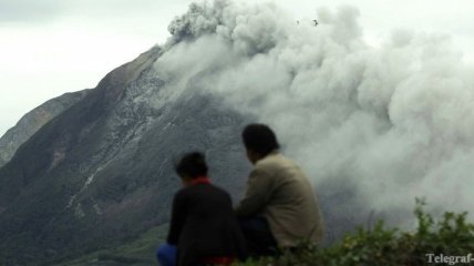 В Индонезии извергается вулкан: более 3 тысяч человек эвакуированы 