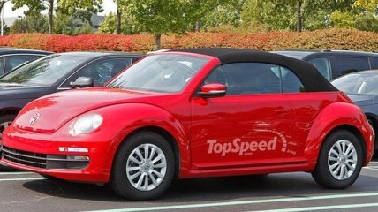 Кабриолет Volkswagen Beetle попадает в объективы камер