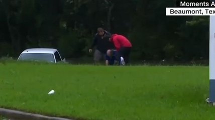 Журналист в прямом эфире спас мужчину из тонущей машины в Техасе (Видео)