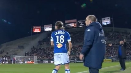 Во Франции футболиста удалили за выбитое из рук арбитра табло (Видео)